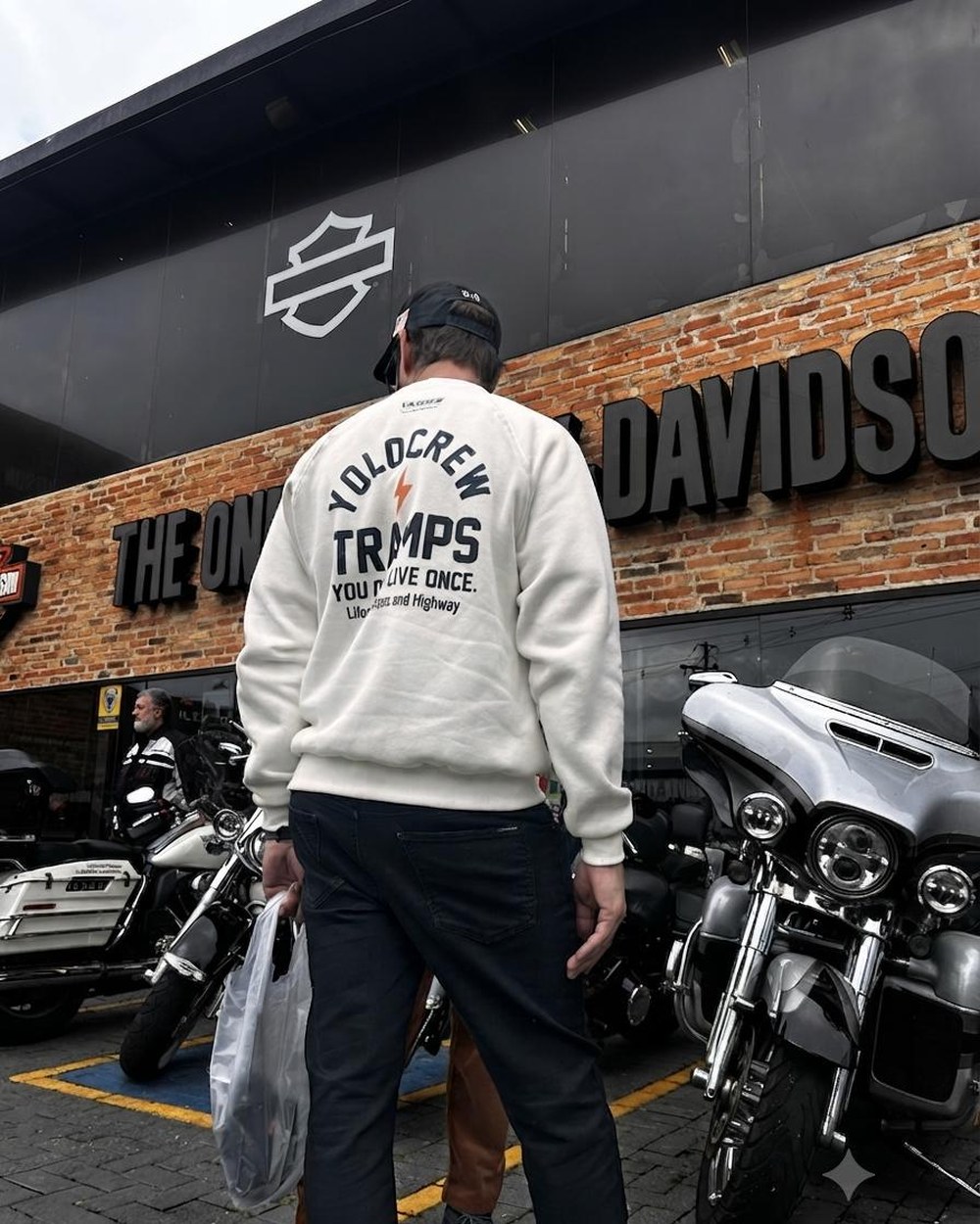 Crew Tramps na estrada — moletom creme