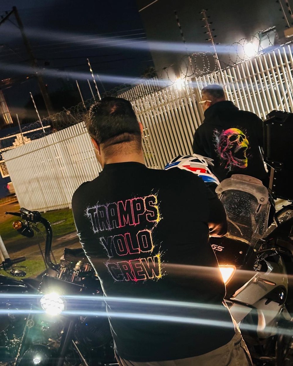 Crew Tramps na moto à noite
